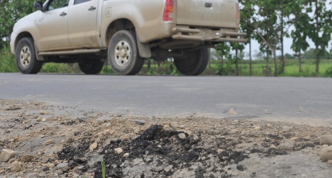 Maquinaria agrícola pesada daña asfalto en vía E25 -Chilintomo de Babahoyo