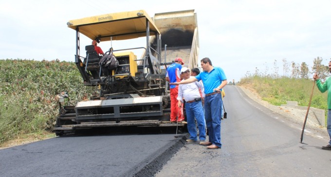 Continúa asfaltado de vías en Palenque y Babahoyo