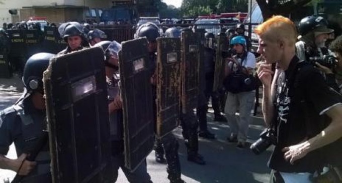 Violentos choques entre policía y manifestantes en una protesta en São Paulo contra el Mundial