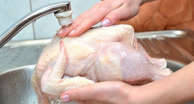 Advierten de los peligros de lavar el pollo
