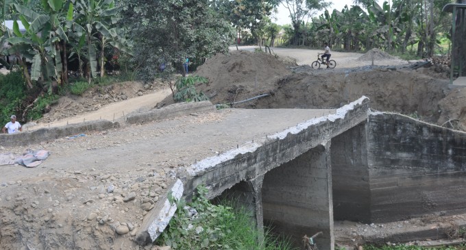La Prefectura de Los Ríos construye nuevo puente en Clariza de Vinces
