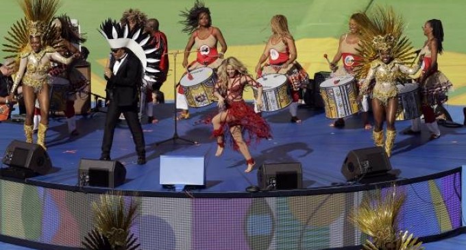 Shakira emociona a Brasil en la clausura del Mundial