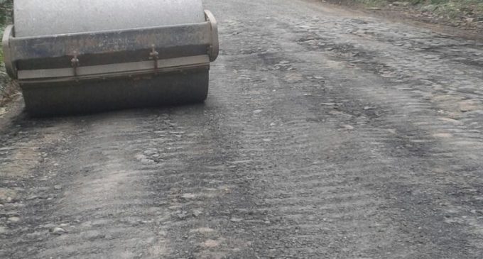 Avanzan trabajos de colocación de carpeta asfáltica en la vía Echeandía – Ventanas